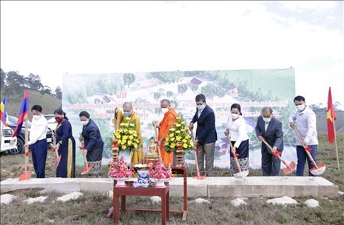 Mise en chantier du temple dédié aux martyrs vietnamiens et laos à Xiengkhuang