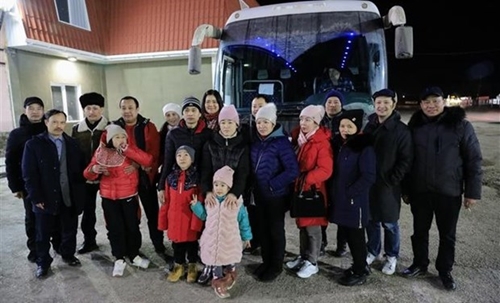 Les Vietnamiens en Russie accueillent 14 ressortissants évacués de Kherson Ukraine