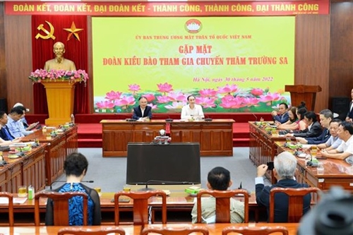 Rencontre des Vietnamiens d outre-mer ayant visité Truong Sa