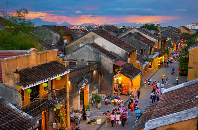 越来越多的游客赴会安古城观光旅游(图:越南旅游网)凭借拥有的这些