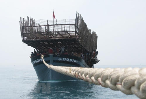 广南省努力救助长沙海域遇险渔船