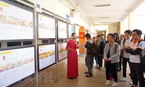 有关黄沙和长沙地图资料展在胡志明市举行