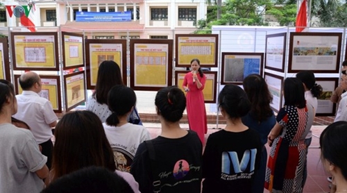 “黄沙长沙归属越南：历史证据和法理依据”地图和资料展在山罗省举行