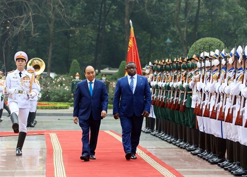 国家主席阮春福主持仪式欢迎塞拉利昂总统访越（组图）