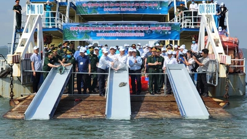 越中联合开展北部湾渔业资源联合增殖放流活动