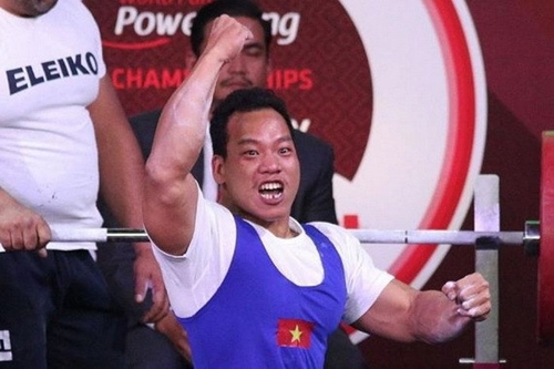 越南举重运动员黎文功在亚洲残疾人举重锦标赛上获得银牌
