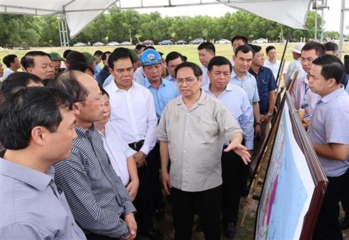 政府总理范明正在河静省石溪铁矿和石海海滩进行实地考察