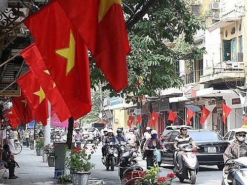Treo cờ Tổ quốc chào mừng kỷ niệm 1010 năm Thăng Long - Hà Nội và Đại hội đại biểu lần thứ XVII Đảng bộ TP Hà Nội