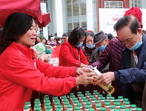 320 người dân Thủ đô được nhận quà từ Chợ Tết nhân đạo