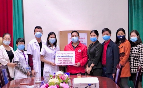 Trao vật dụng y tế tại 5 bệnh viện, cơ sở y tế trên địa bàn Hà Nội