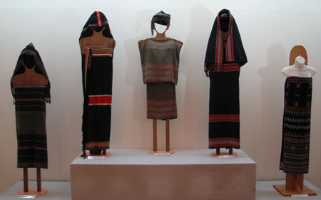 Cần Thơ: Triển lãm trang phục, trang sức truyền thống của phụ nữ ...