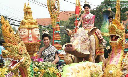 Tết Lào, Thái Lan, Campuchia, Mianma: Tết là thời điểm tôn vinh truyền thống và tình thân. Hình ảnh những ngôi đền rực rỡ ánh đèn, các tiểu phẩm hài hước và cảnh vật dân tộc sẽ khiến bạn phấn khởi tột độ. Hãy cùng cảm nhận những tinh hoa văn hóa đậm nét Đông Nam Á qua các hình ảnh Tết Lào, Thái Lan, Campuchia và Mianma tuyệt đẹp.