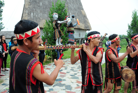 Central Highlands gong festival opens in Hanoi