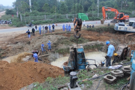 Vỡ đường ống nước sông Đà Khoảng 70 000 hộ dân bị mất nước sạch