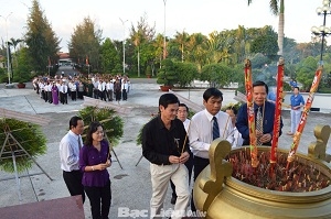 Tỉnh ủy - HĐND - UBND - Ủy ban MTTQ Việt Nam tỉnh Thắp hương và dâng hoa tại Nghĩa trang liệt sĩ tỉnh Bạc Liêu
