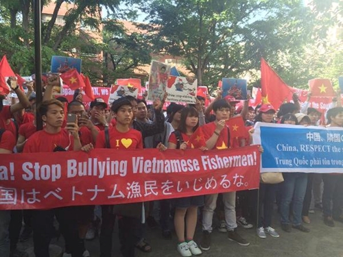 Thanh niên Việt Nam siết chặt tay hướng về Biển Đông