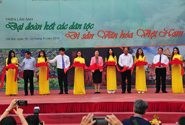 Đại đoàn kết dân tộc Việt Nam: Tình đoàn kết và sự đoàn kết của các dân tộc tại Việt Nam là nền tảng quan trọng để giữ vững sự thịnh vượng và hòa bình cho đất nước. Hãy cùng xem và cảm nhận tinh thần đó qua những hình ảnh liên quan.
