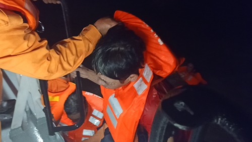 Cứu thành công 11 thuyền viên gặp nạn trên biển


​
​