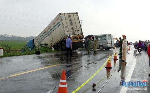 Tai nạn đặc biệt nghiêm trọng ở Quảng Ngãi, 13 người thương vong