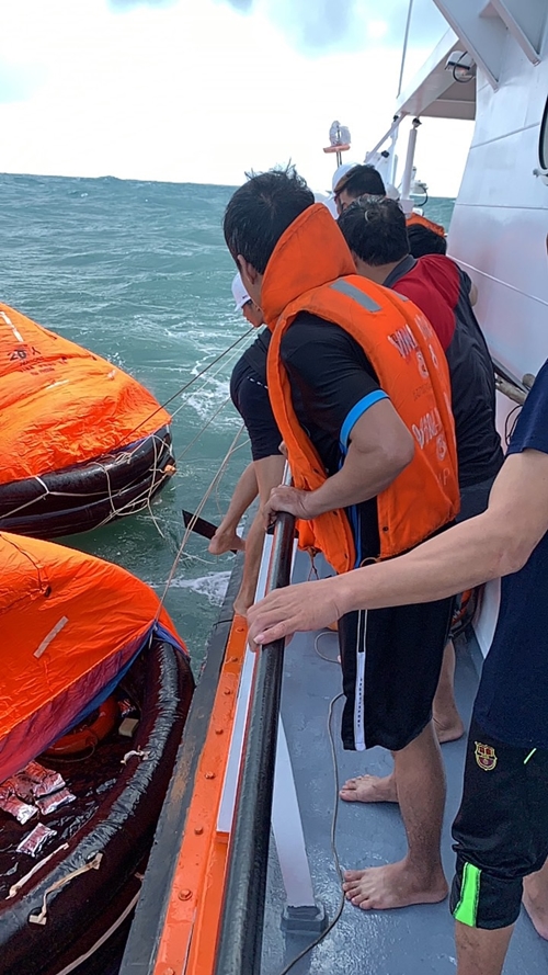 Ứng cứu các thuyền viên gặp nạn tại vùng biển Quy Nhơn