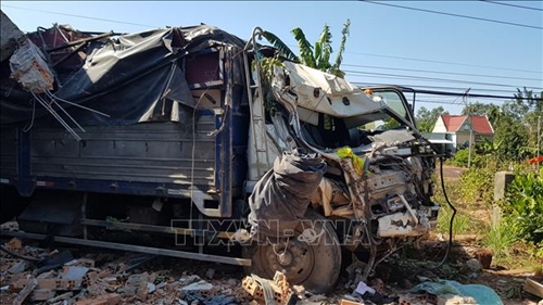 Bình Phước Xe tải tông sập nhà dân