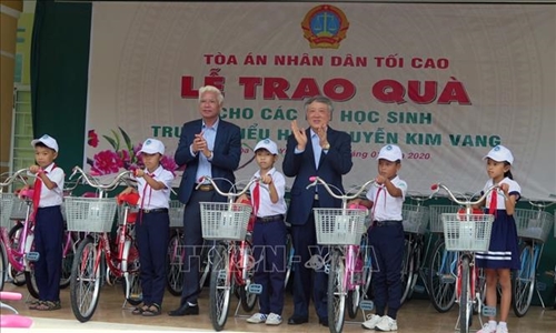 Đồng chí Nguyễn Hòa Bình tặng quà cho học sinh nghèo tại tỉnh Phú Yên