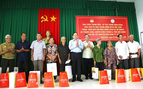 Chủ tịch Ủy ban Trung ương MTTQ Việt Nam thăm, tặng quà Tết tại Hậu Giang