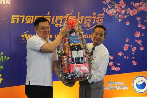 Tặng quà Tết cho 100 gia đình gốc Việt sinh sống tại Campuchia