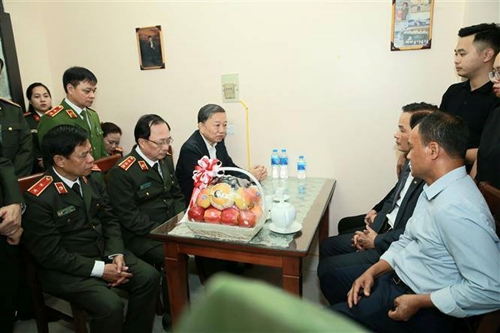 Bộ trưởng Tô Lâm thăm gia đình 3 cán bộ, chiến sỹ Công an hy sinh tại Đồng Tâm