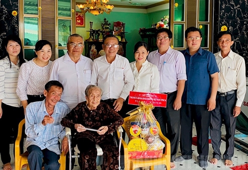 Lãnh đạo TP Hồ Chí Minh thăm, chúc Tết gia đình chính sách tiêu biểu