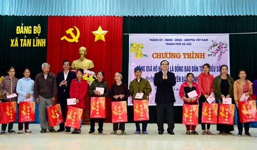 Bí thư Thành ủy Hà Nội tặng quà Tết hộ nghèo tại huyện Ba Vì