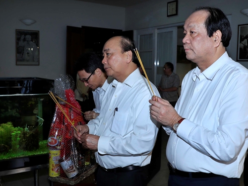 Thủ tướng Nguyễn Xuân Phúc dâng hương, tưởng nhớ các đồng chí nguyên lãnh đạo Đảng, Nhà nước