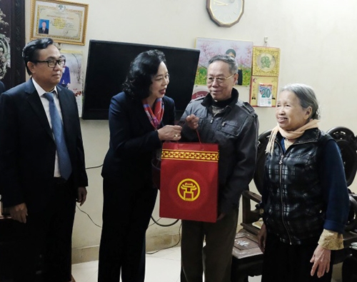 Lãnh đạo thành phố Hà Nội thăm, tặng quà các gia đình chính sách