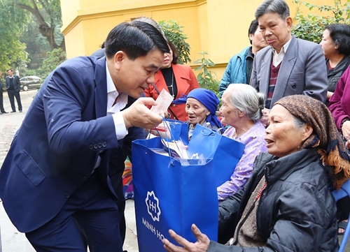 Chủ tịch UBND TP Hà Nội tặng quà cho giáo dân có hoàn cảnh khó khăn