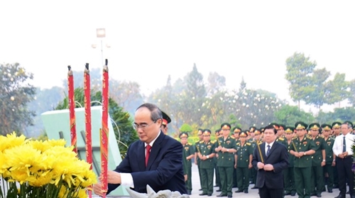 Lãnh đạo TP Hồ Chí Minh tưởng niệm các anh hùng liệt sĩ