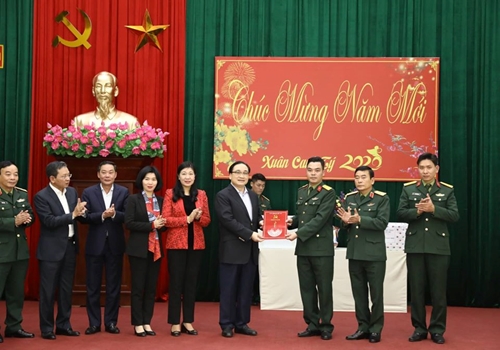 Bí thư Thành ủy Hà Nội thăm đơn vị công an, quân đội làm nhiệm vụ trực Tết