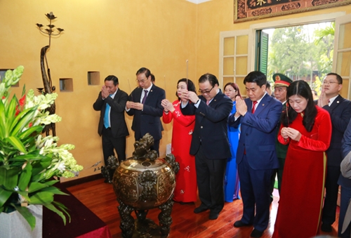 Lãnh đạo thành phố Hà Nội dâng hương tưởng niệm các vị liệt tổ, liệt tông và Chủ tịch Hồ Chí Minh