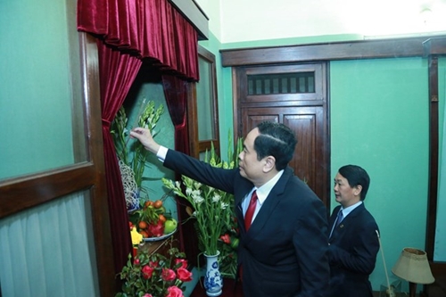 Chủ tịch Ủy ban Trung ương MTTQ Việt Nam dâng hương tưởng nhớ Bác Hồ