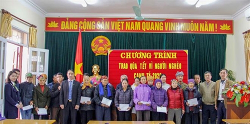 Vietcombank Bắc Giang tặng 600 suất quà cho người nghèo