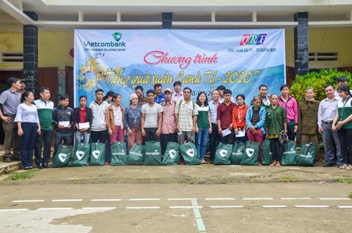 Vietcombank Quảng Nam tặng 350 suất quà đến người nghèo nhân dịp Xuân Canh Tý 2020