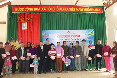 Vietcombank Tuyên Quang trao quà cho các hộ nghèo tại huyện Na Hang