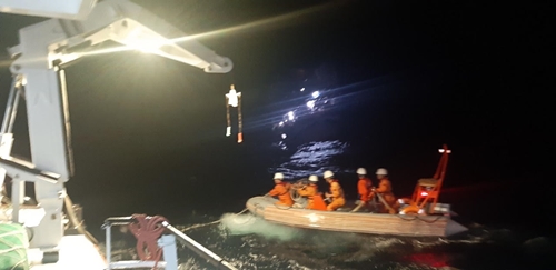 Cứu nạn thành công 40 thuyền viên gặp nạn trên biển