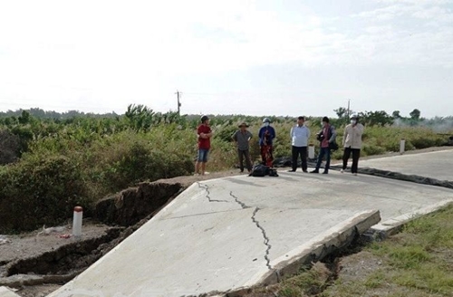 Khắc phục sự cố sụt lún nghiêm trọng trên đê biển Tây tỉnh Cà Mau