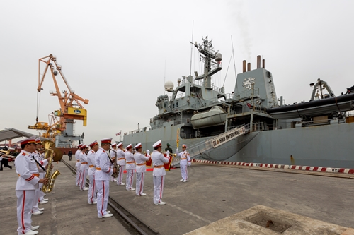 Tàu Hải quân Hoàng gia Anh HMS Enterprise thăm Việt Nam