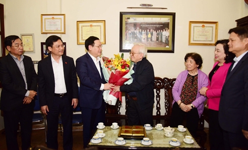 Bí thư Thành ủy Hà Nội thăm, chúc mừng hai Giáo sư đầu ngành y khoa