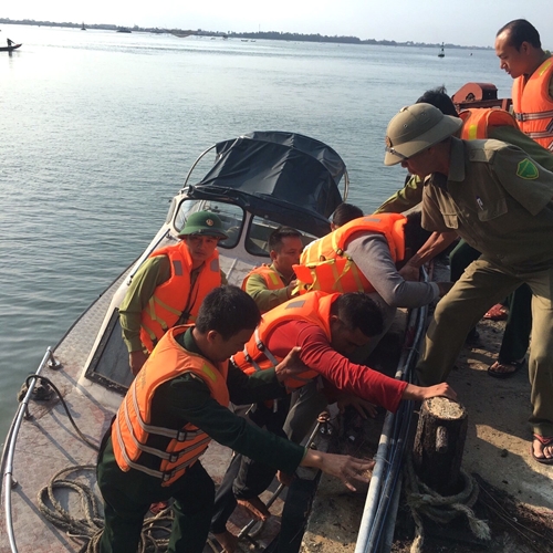 Thừa Thiên Huế cứu hộ an toàn 11 thuyền viên tàu bị sóng đánh vỡ mạn thuyền