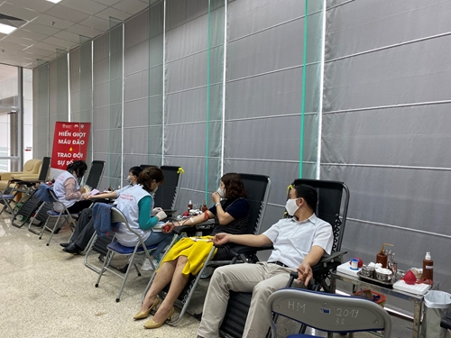 Cán bộ khí tượng tình nguyện hiến máu giữa mùa dịch Covid-19