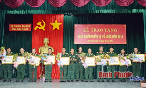 Trao tặng huân chương nhân dịp kỷ niệm 70 Ngày thành lập QĐND Việt Nam