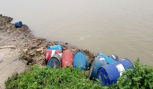 Đã xác định đối tượng vứt thùng phuy nghi chứa hóa chất xuống sông Hồng