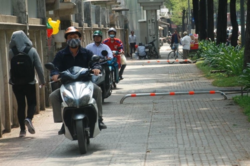 TP Hồ Chí Minh Cần chấm dứt việc xe gắn máy đi trên vỉa hè